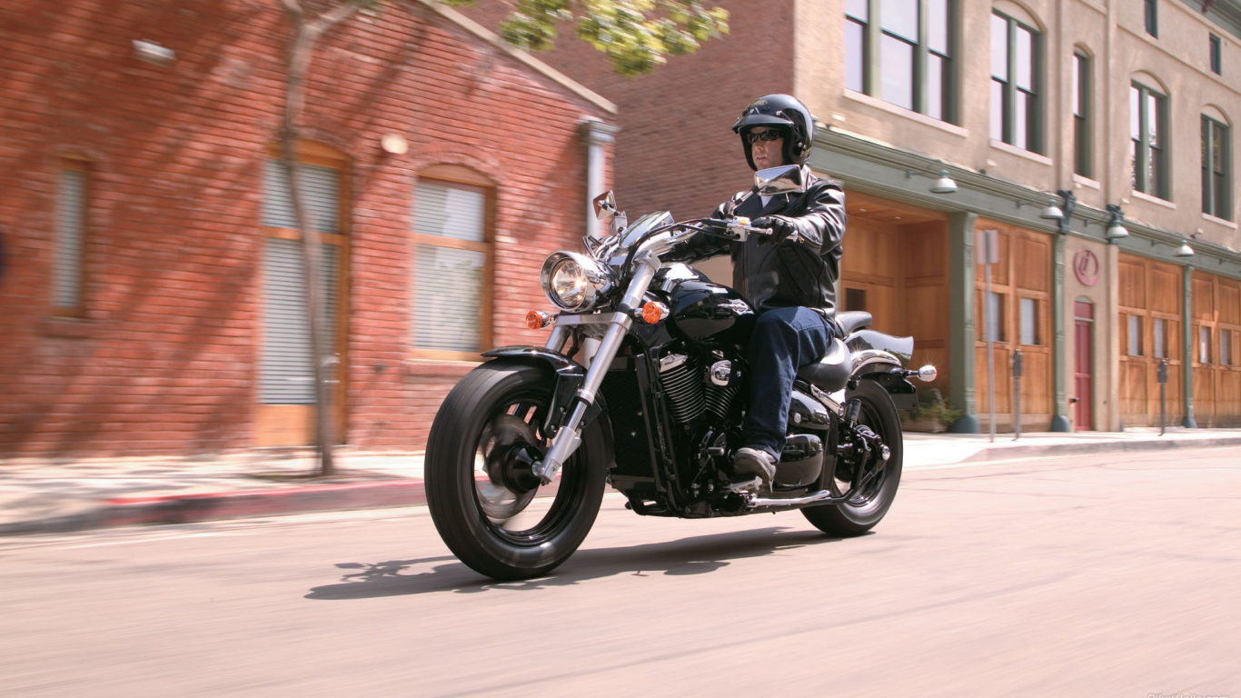 Новый мотоцикл на дороге Suzuki Intruder M800