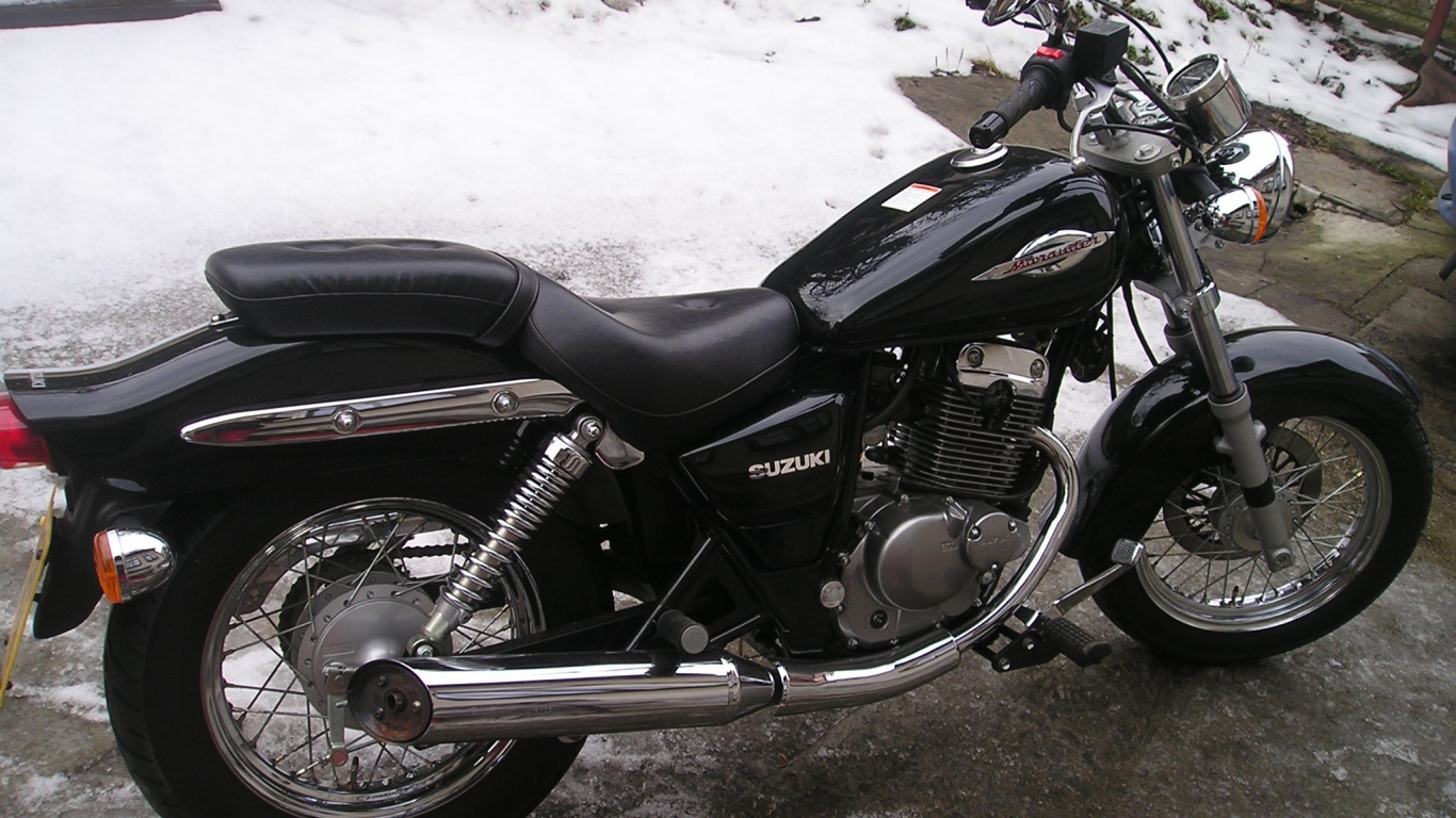 Новый мотоцикл на дороге Suzuki Marauder 125