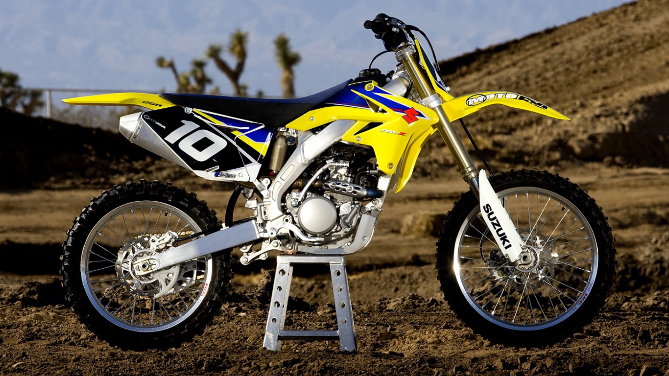 Новый мотоцикл на дороге Suzuki RM-Z 250