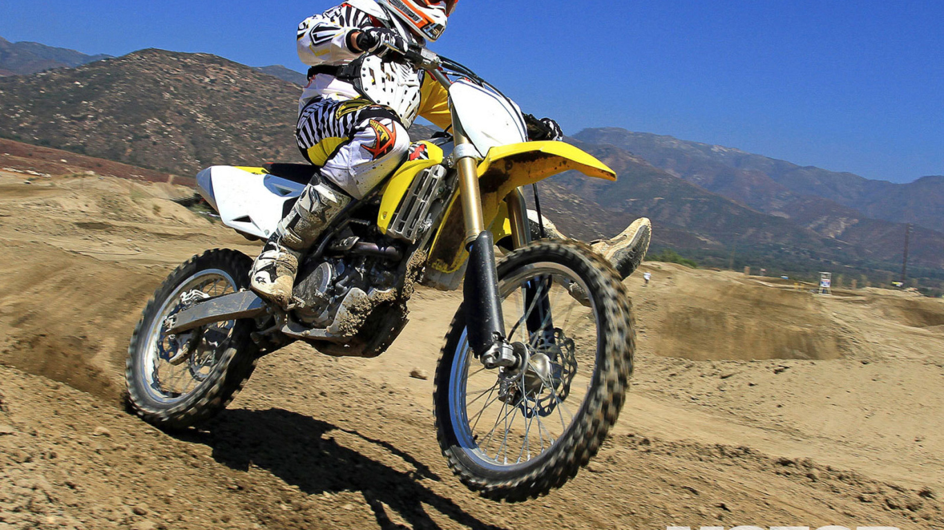 Новый мотоцикл на дороге Suzuki RMX 450 Z