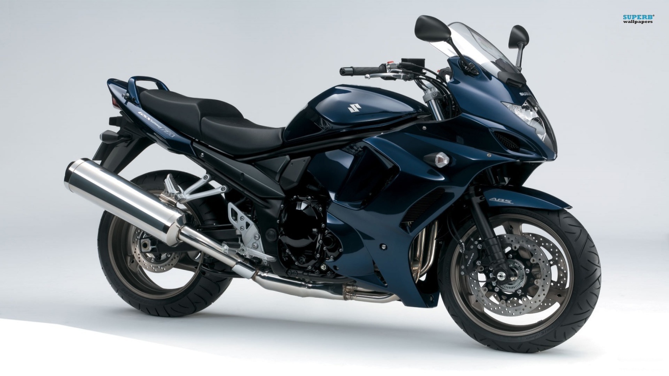 Новый мотоцикл на дороге Suzuki SFV 650