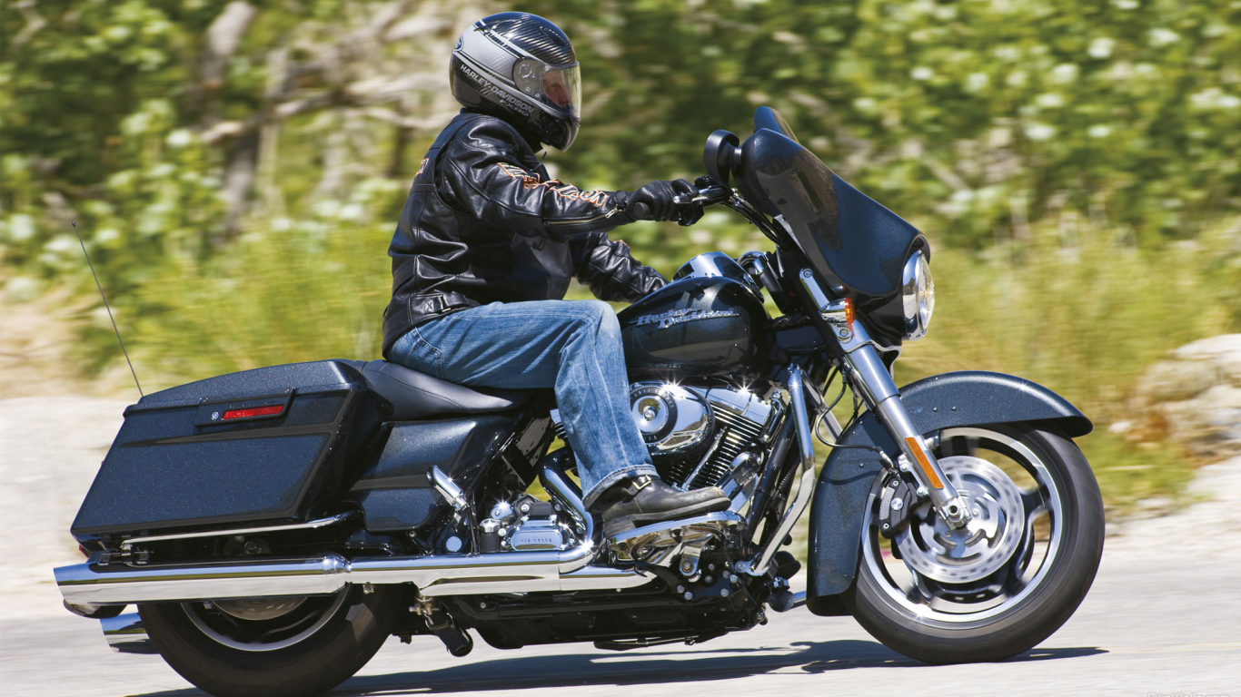 Новый надежный мотоцикл Harley-Davidson Street Glide