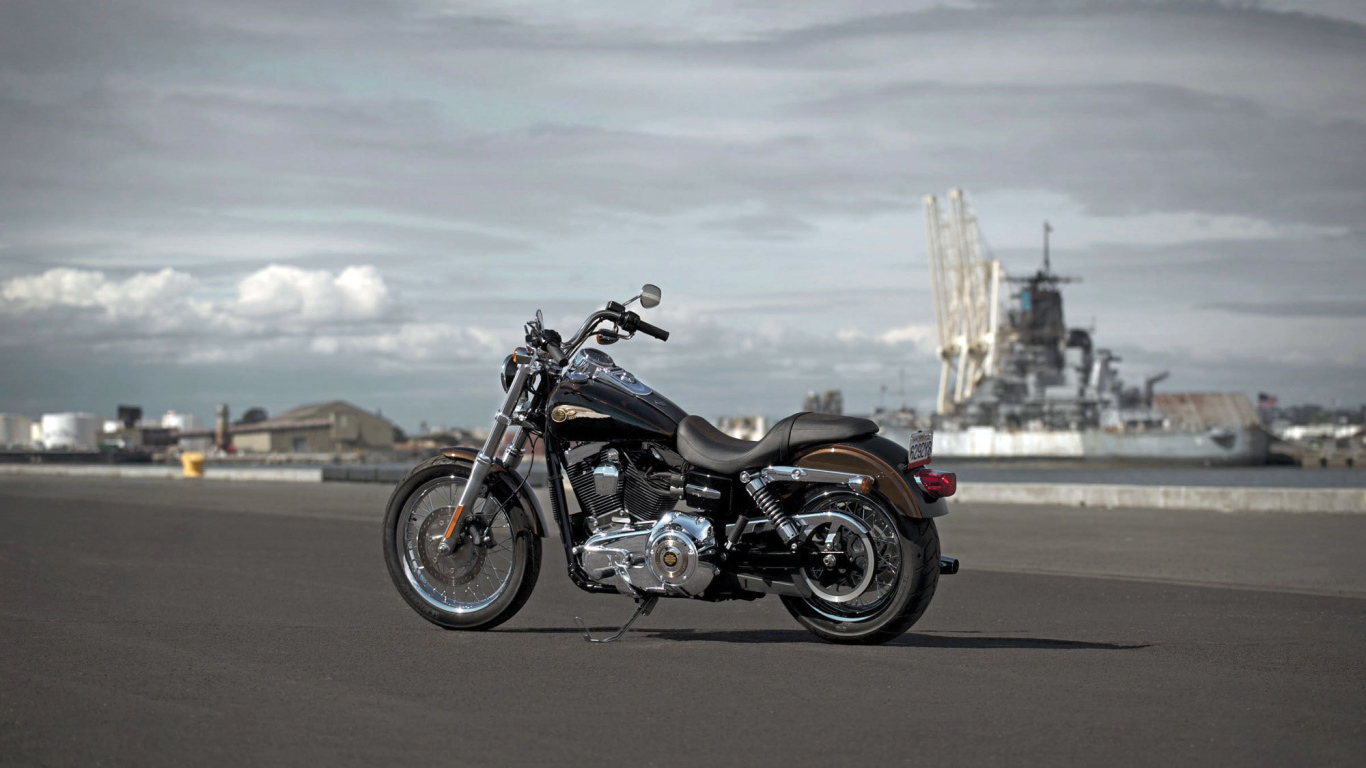 Надежный мотоцикл Harley-Davidson Dyna Super Glide Custom