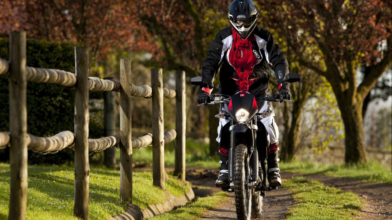 Мотоциклист в парке