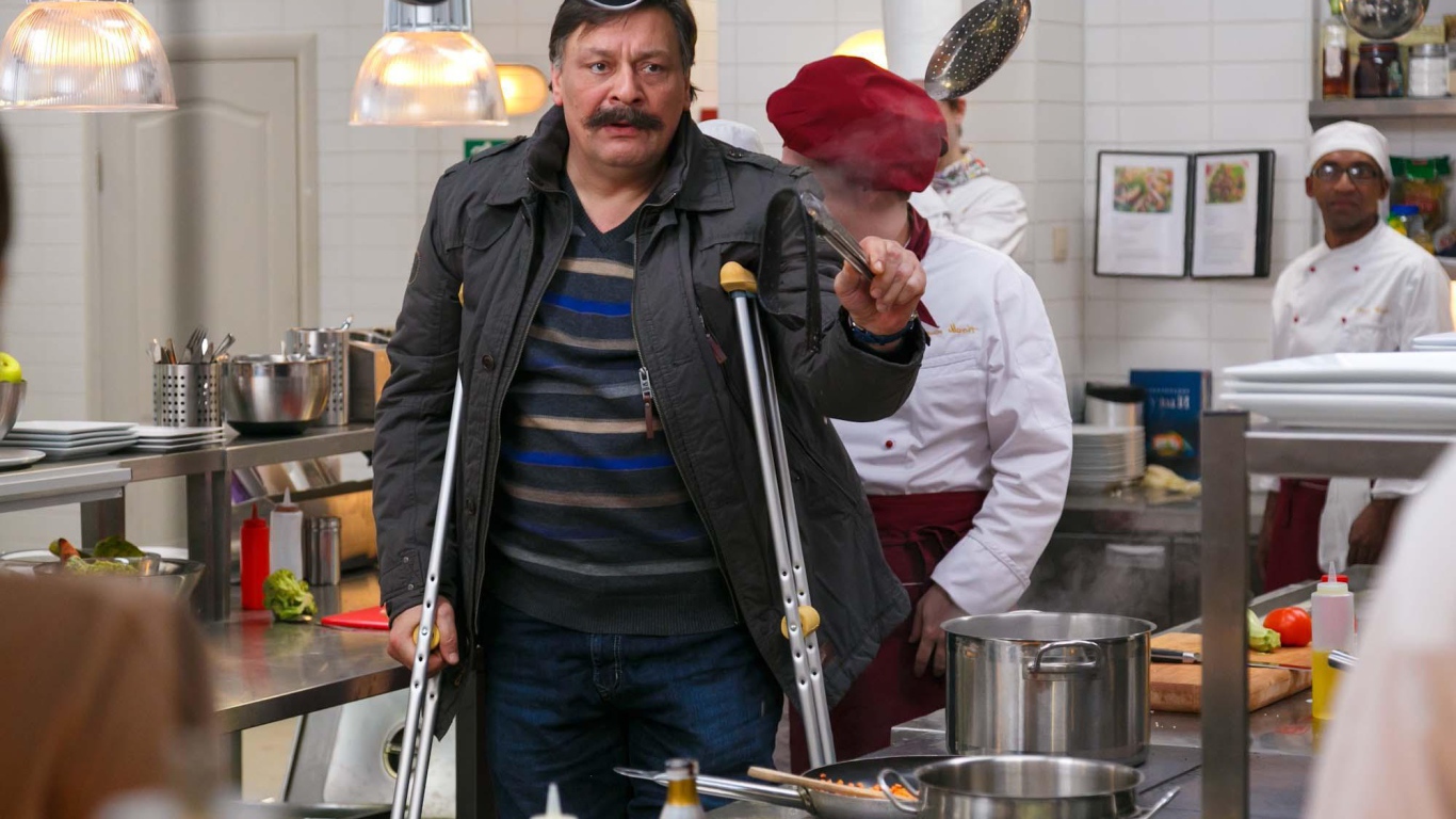 Шеф-повар на костылях в сериале Кухня