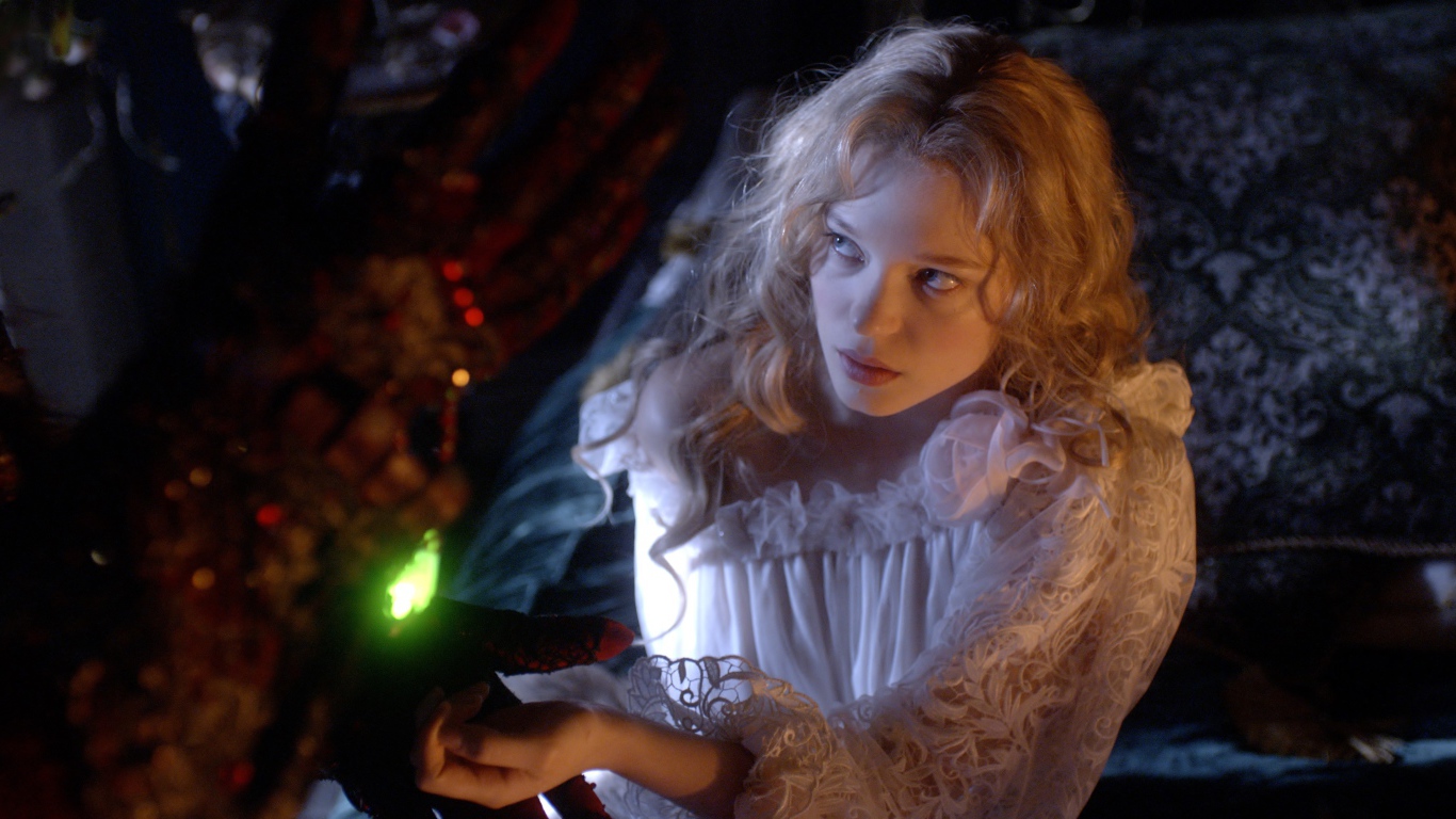 Красавица и чудовище девушка в постели