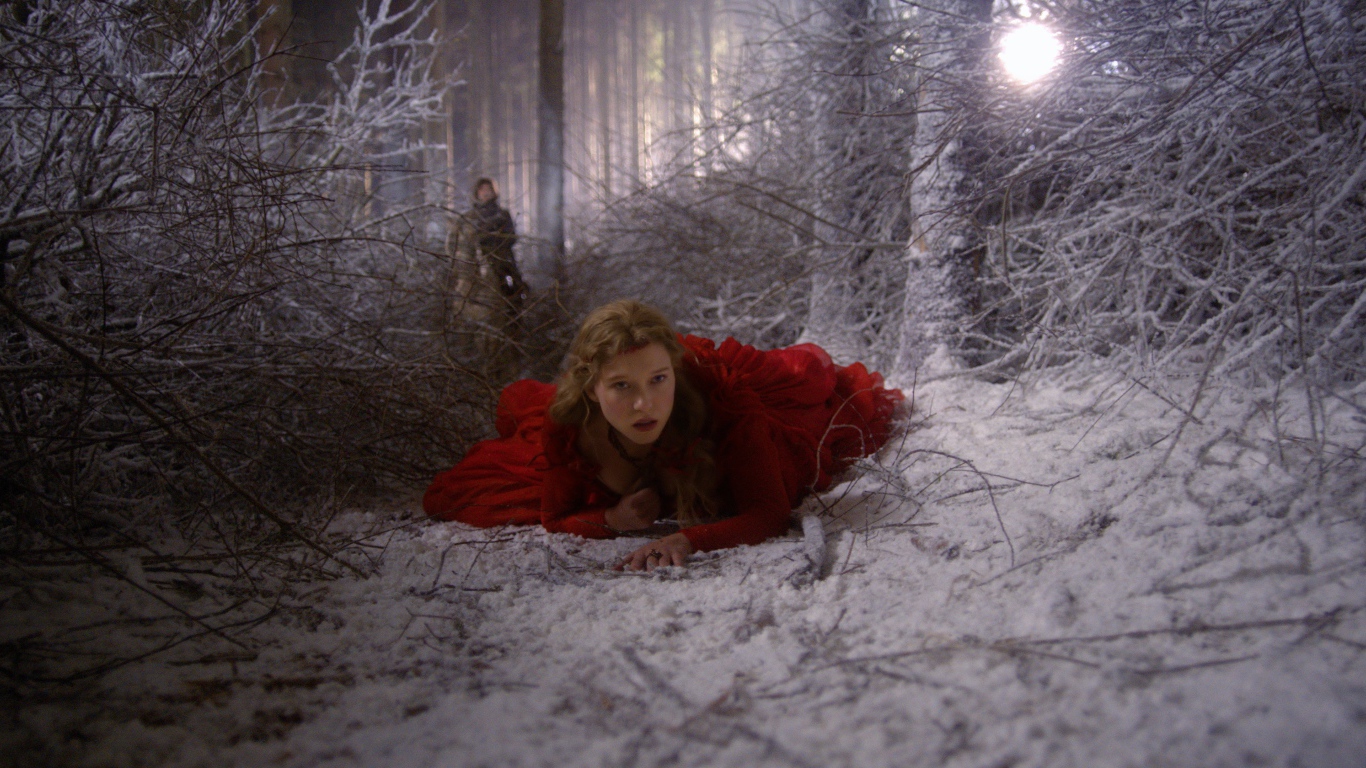 Красавица и чудовище девушка в красном платье