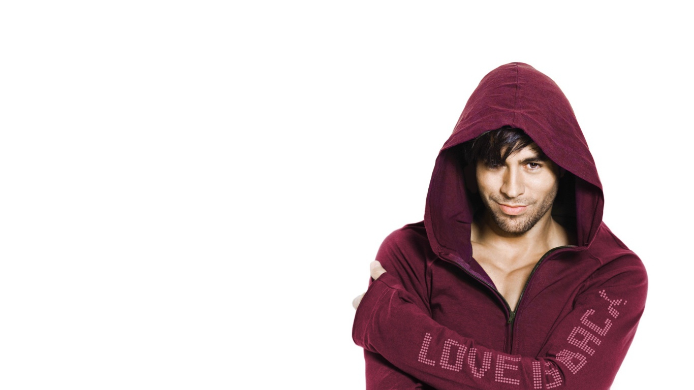 Энрике Иглесиас в толстовке на белом фоне