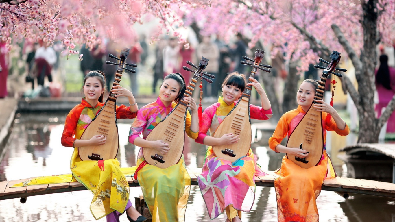 Японки с инструментами