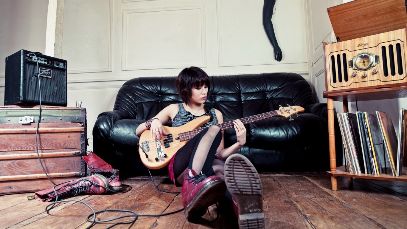 Kожаный диван и бас гитара