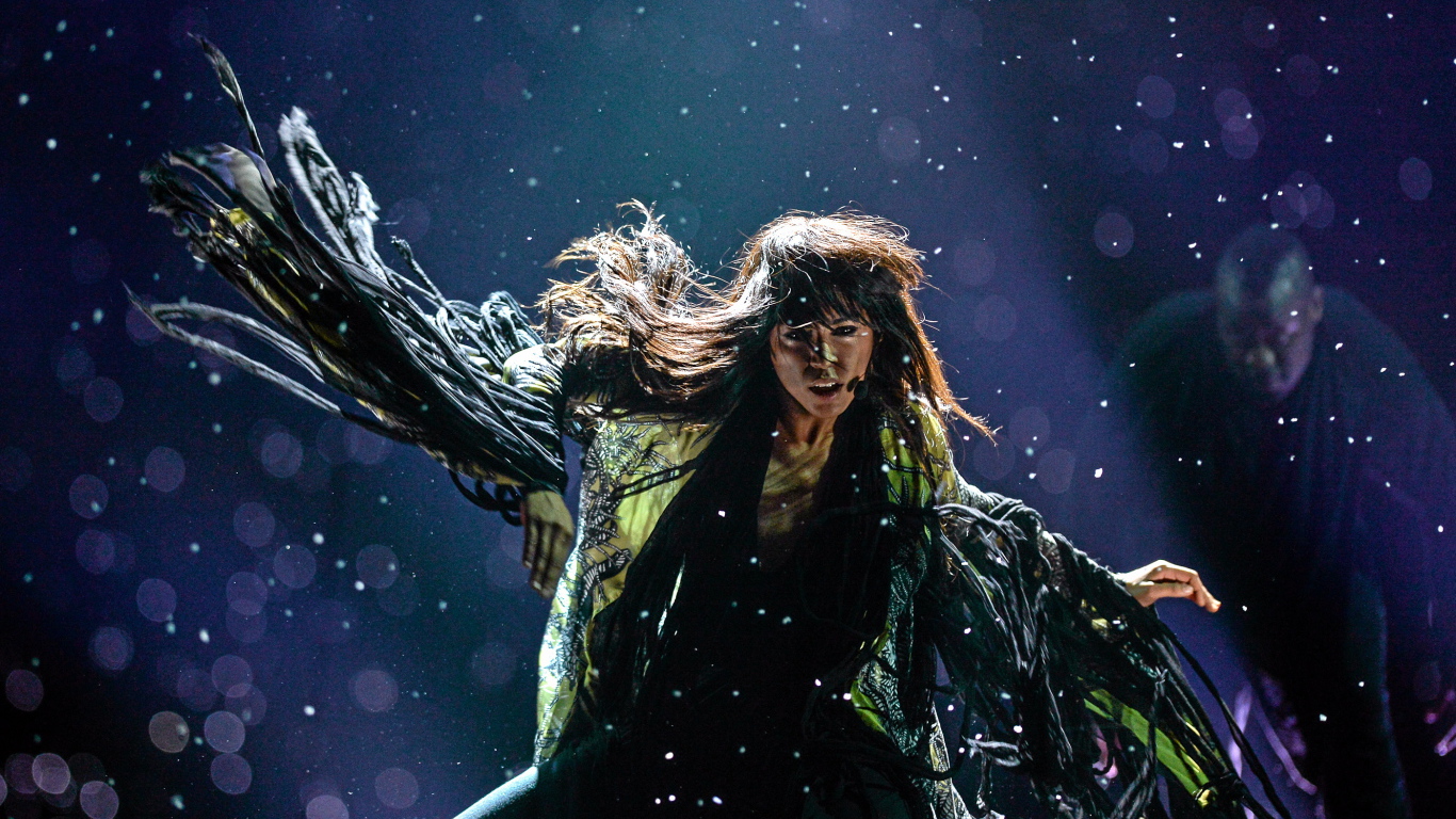 Loreen выступает с концертным номером