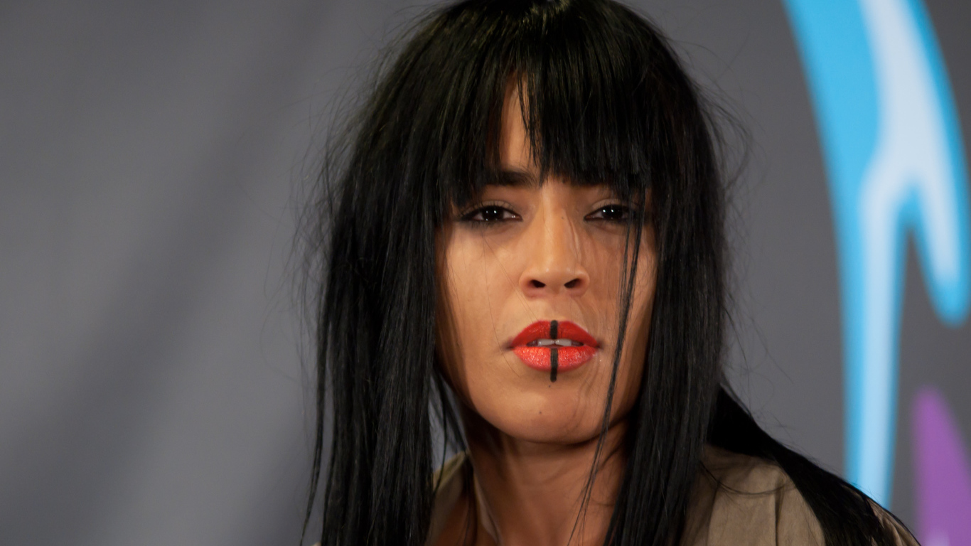 Loreen с красной помадой