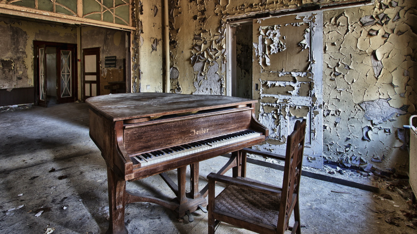 Старый рояль в заброшенном доме