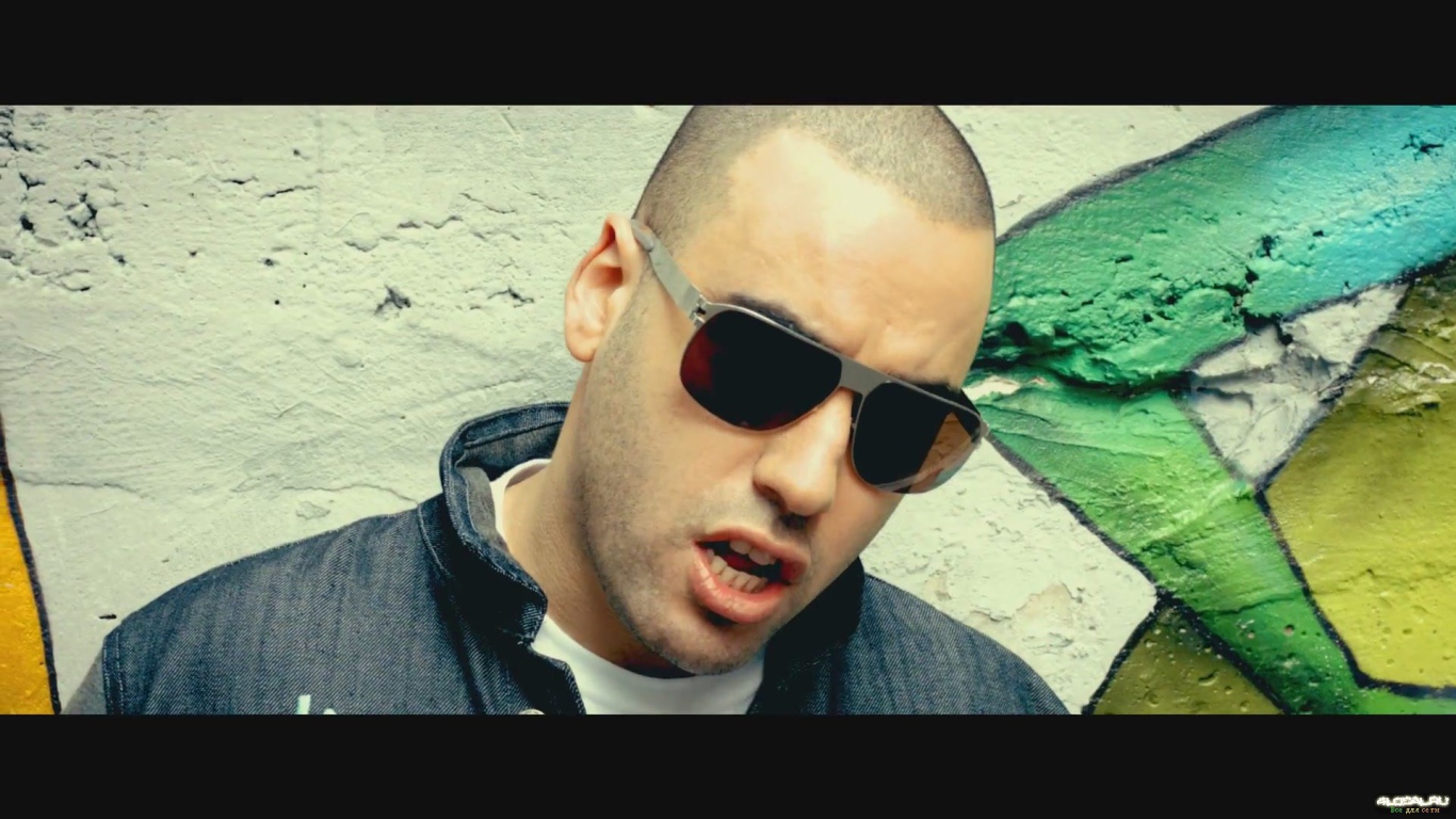 SLIM в темной рубашке