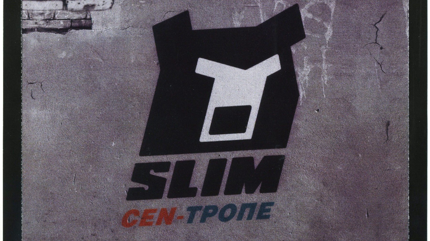 SLIM знак на стене