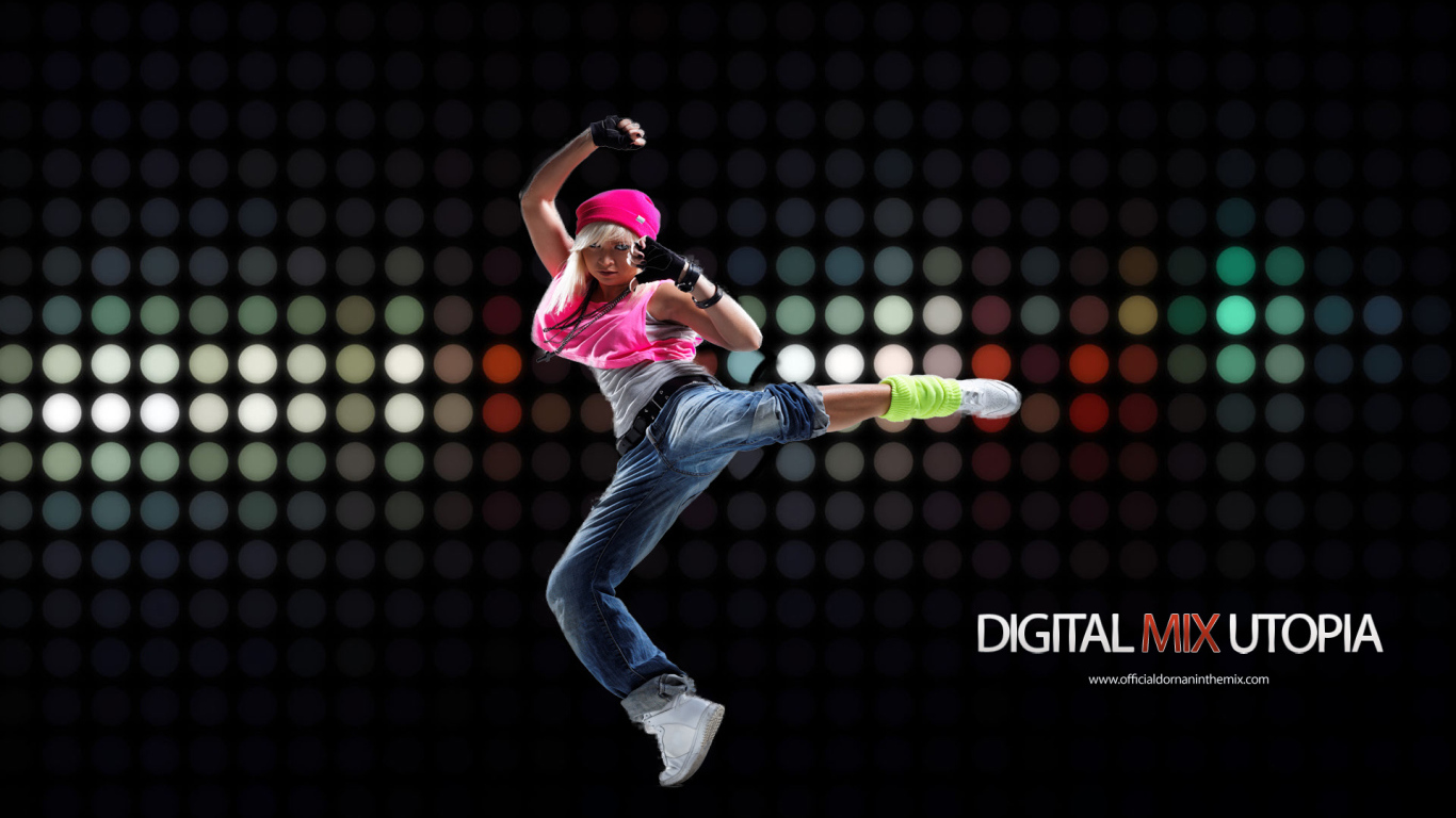 Девушка в розовом на танцполе