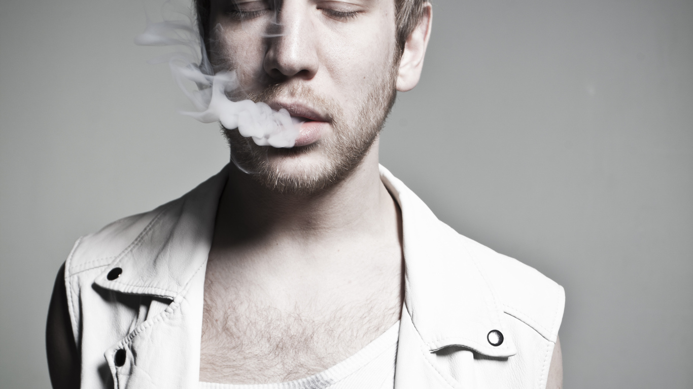 Иван Дорн курит