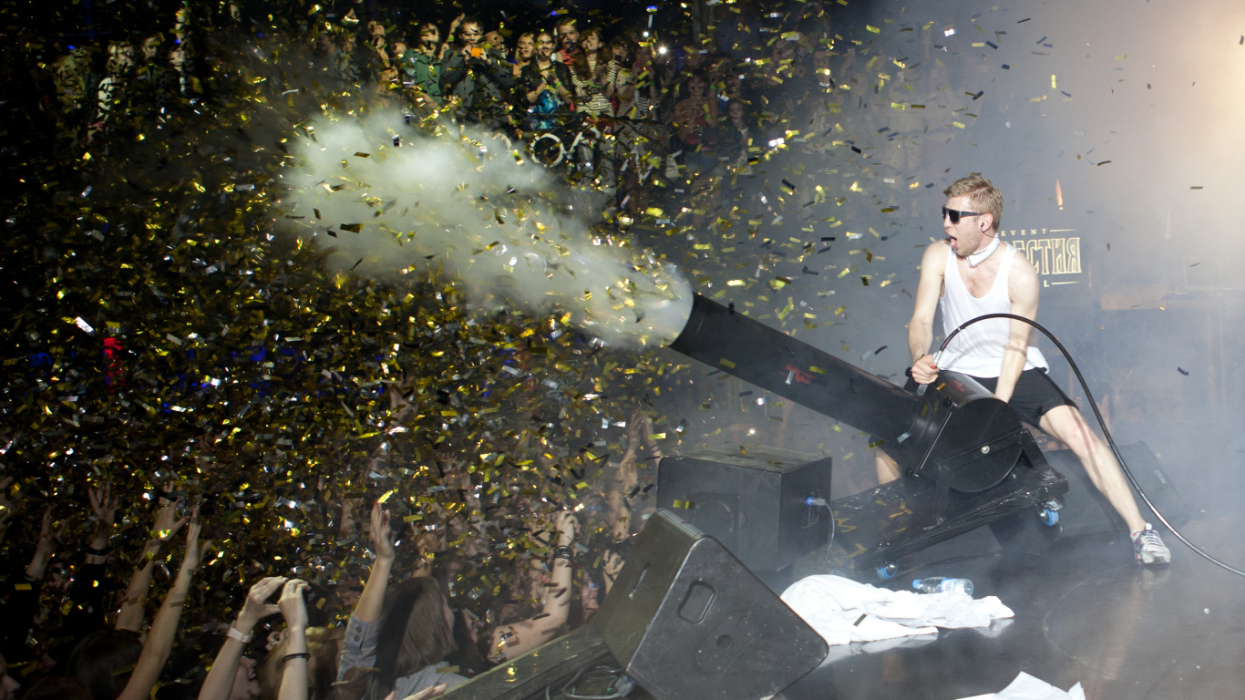 Иван Дорн на концерте запускает хлопушку