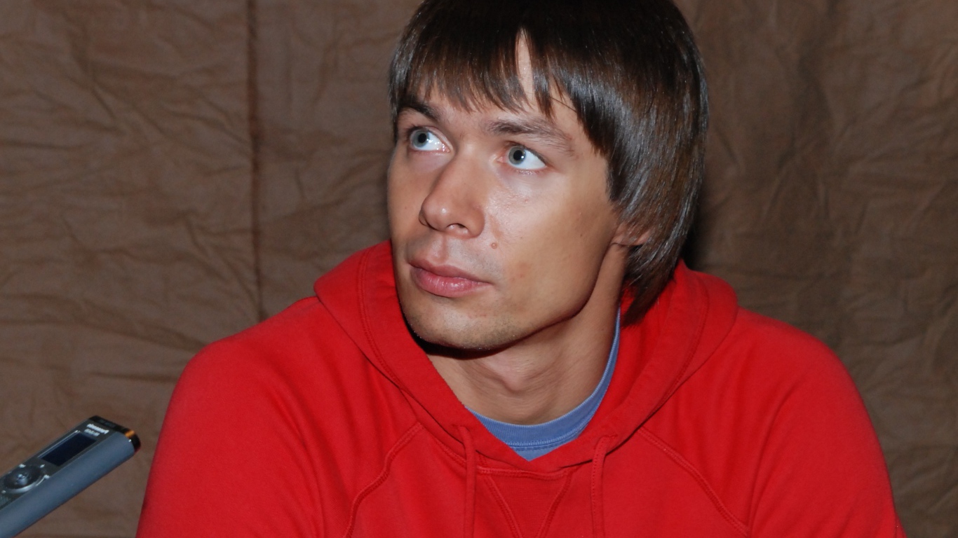 Стас Пьеха в красной олимпийке