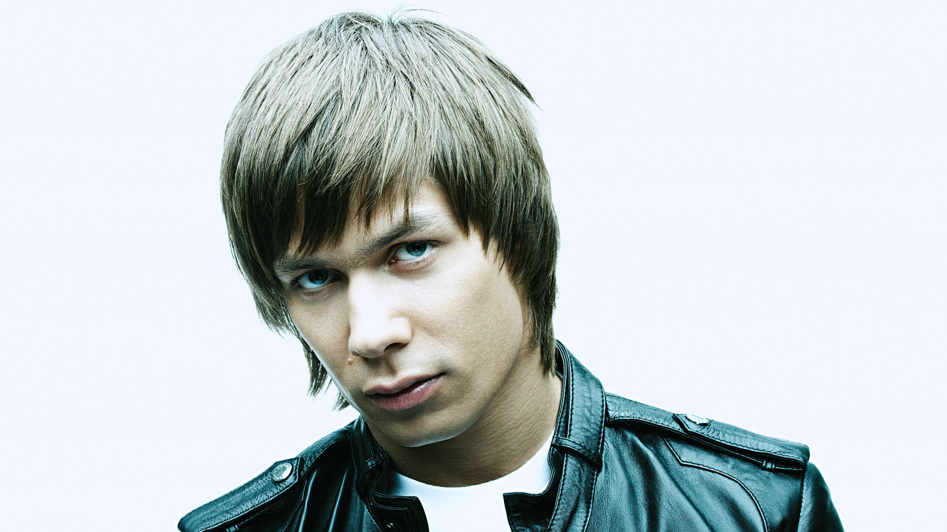 Стас Пьеха в кожаной куртке