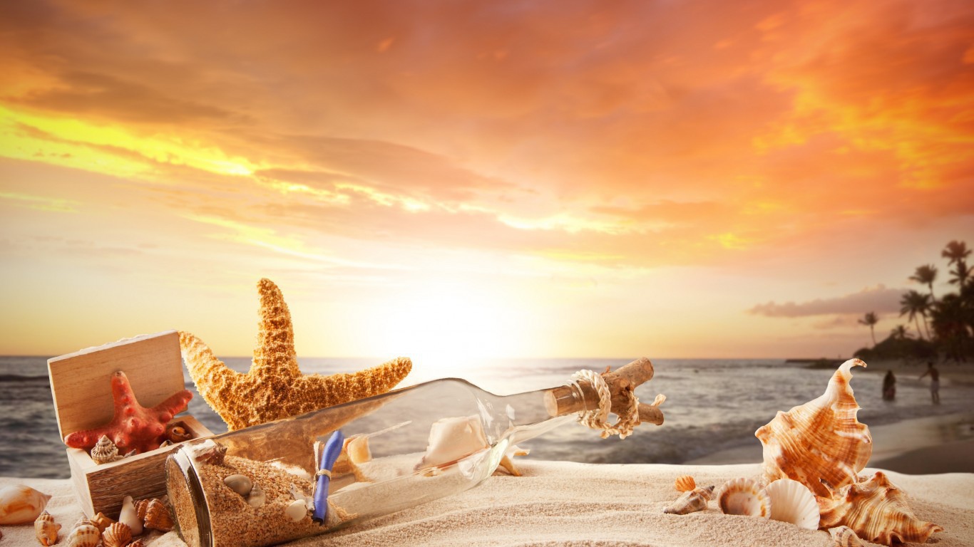 Бутылка с песком на пляже