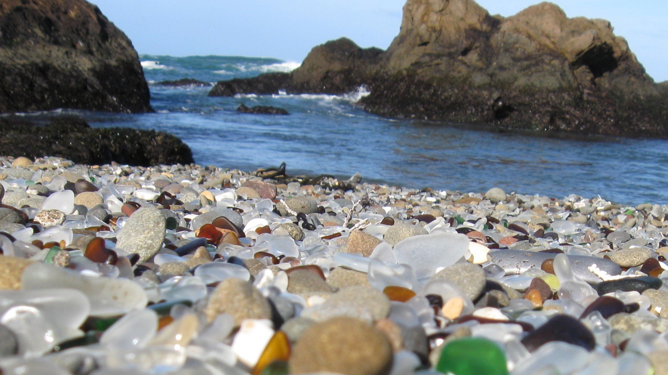 Пляж покрытый стеклом