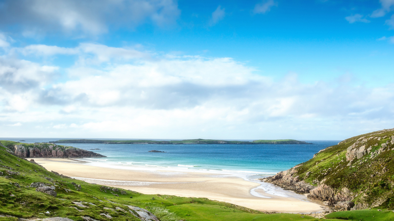 Спуск к уютному пляжу