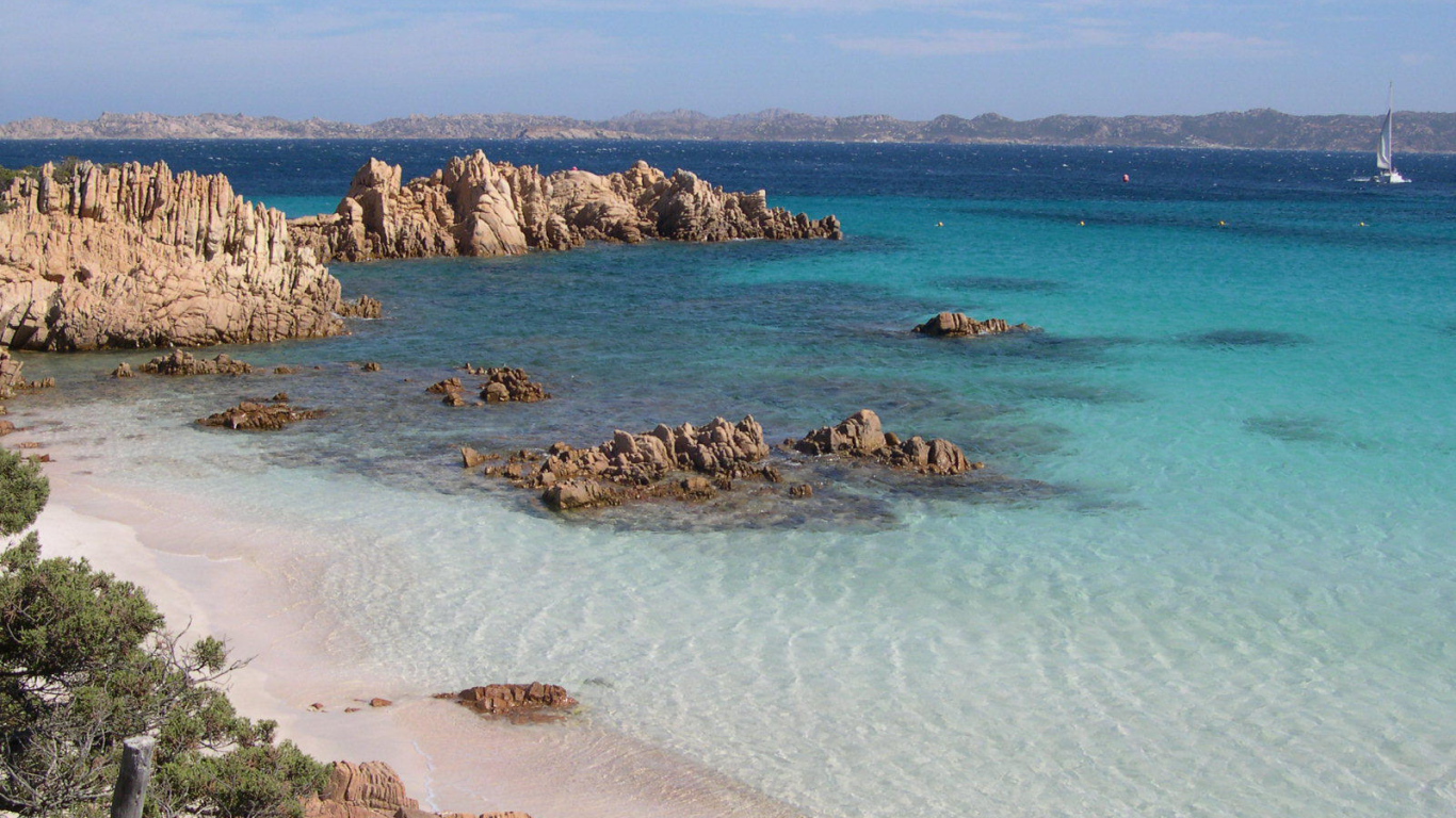 Розовый пляж на Сардинии