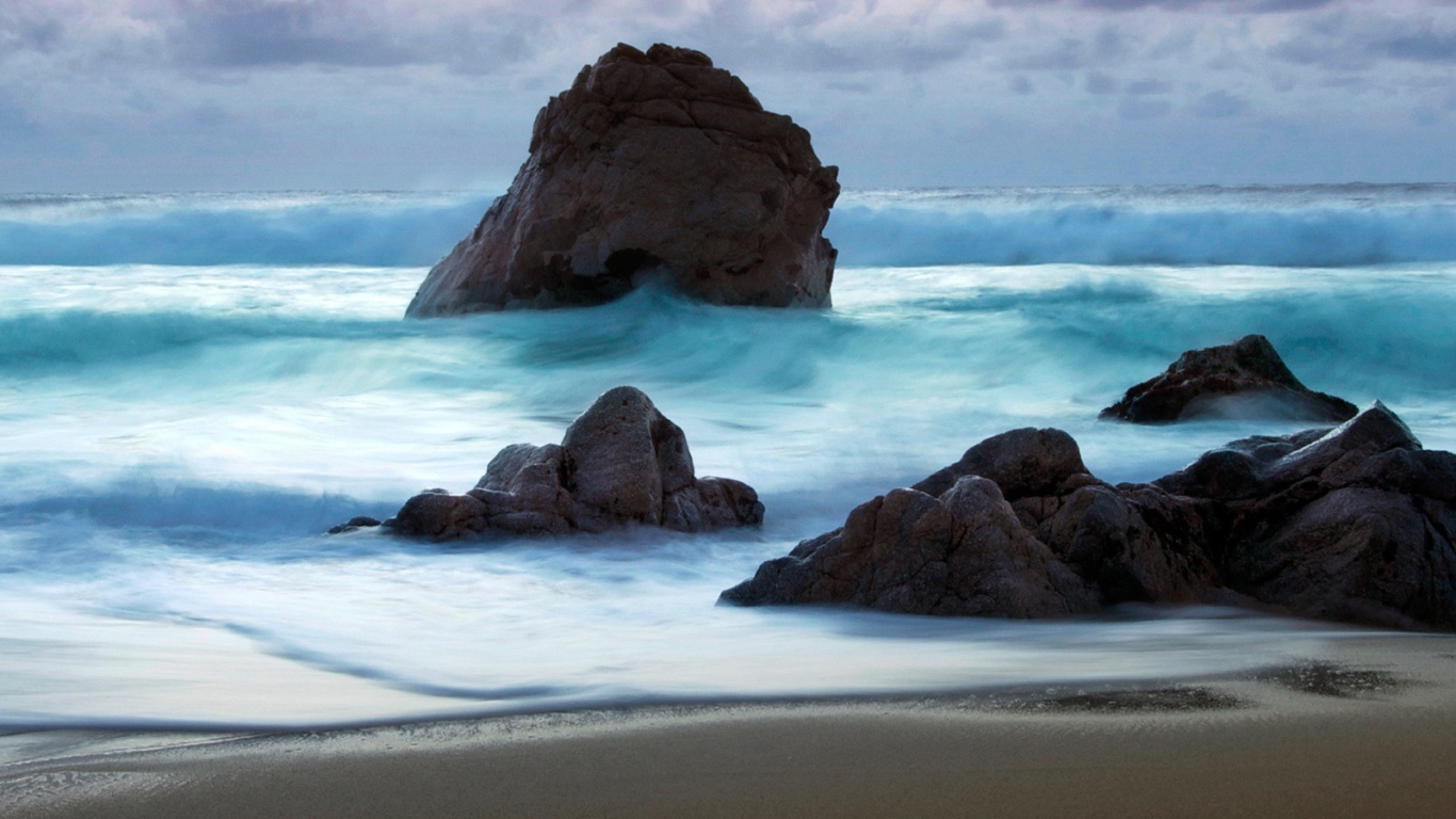 Камни на песчаном пляже