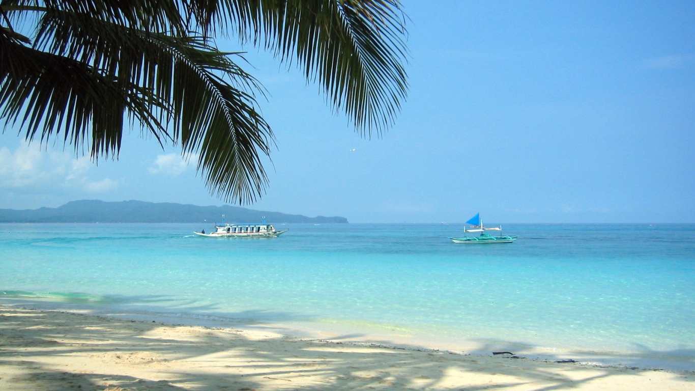 Пляж с белым песком