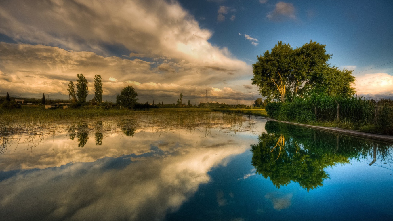 Отражение облаков в воде