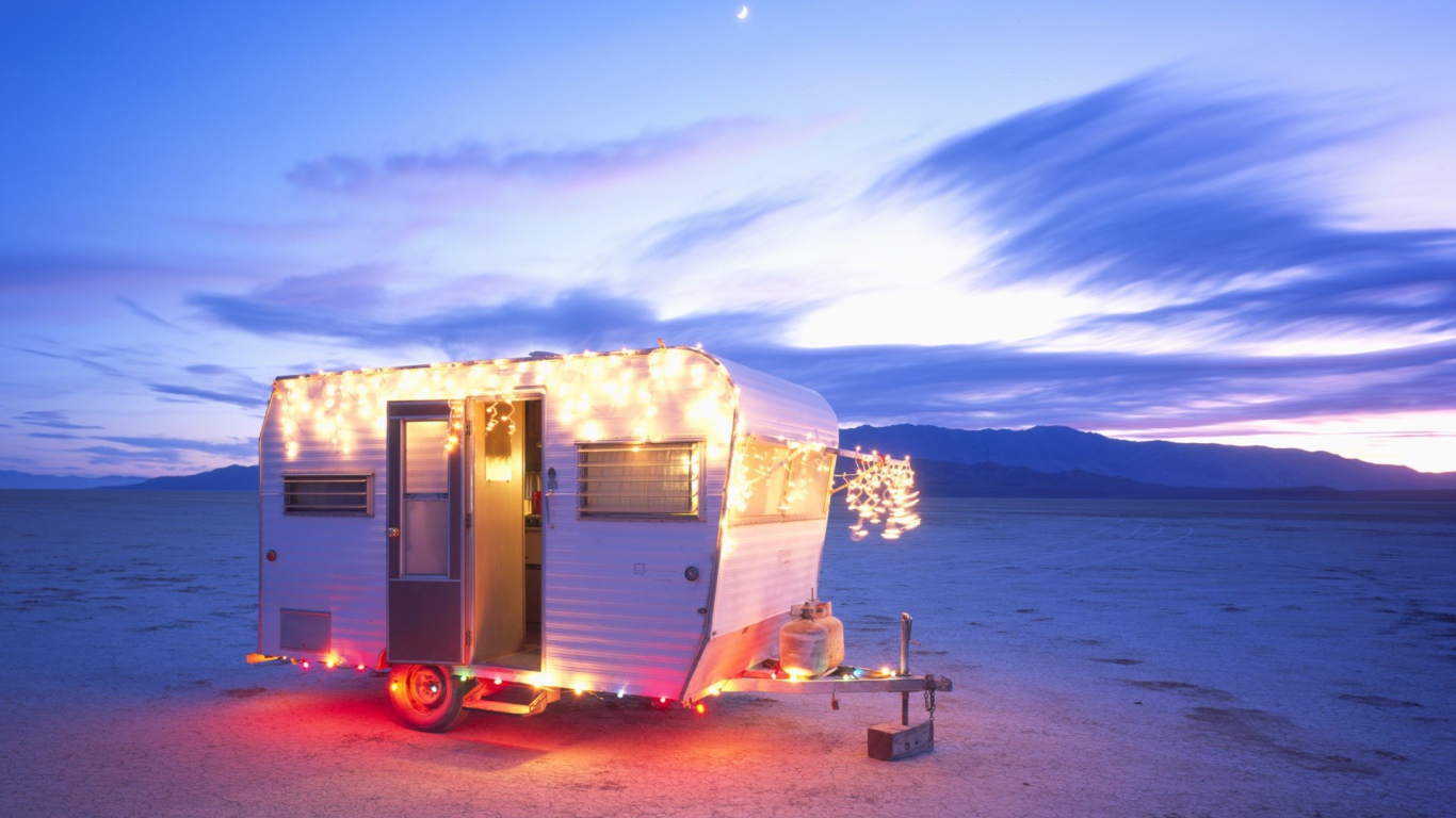 Дом на колесах в пустыне