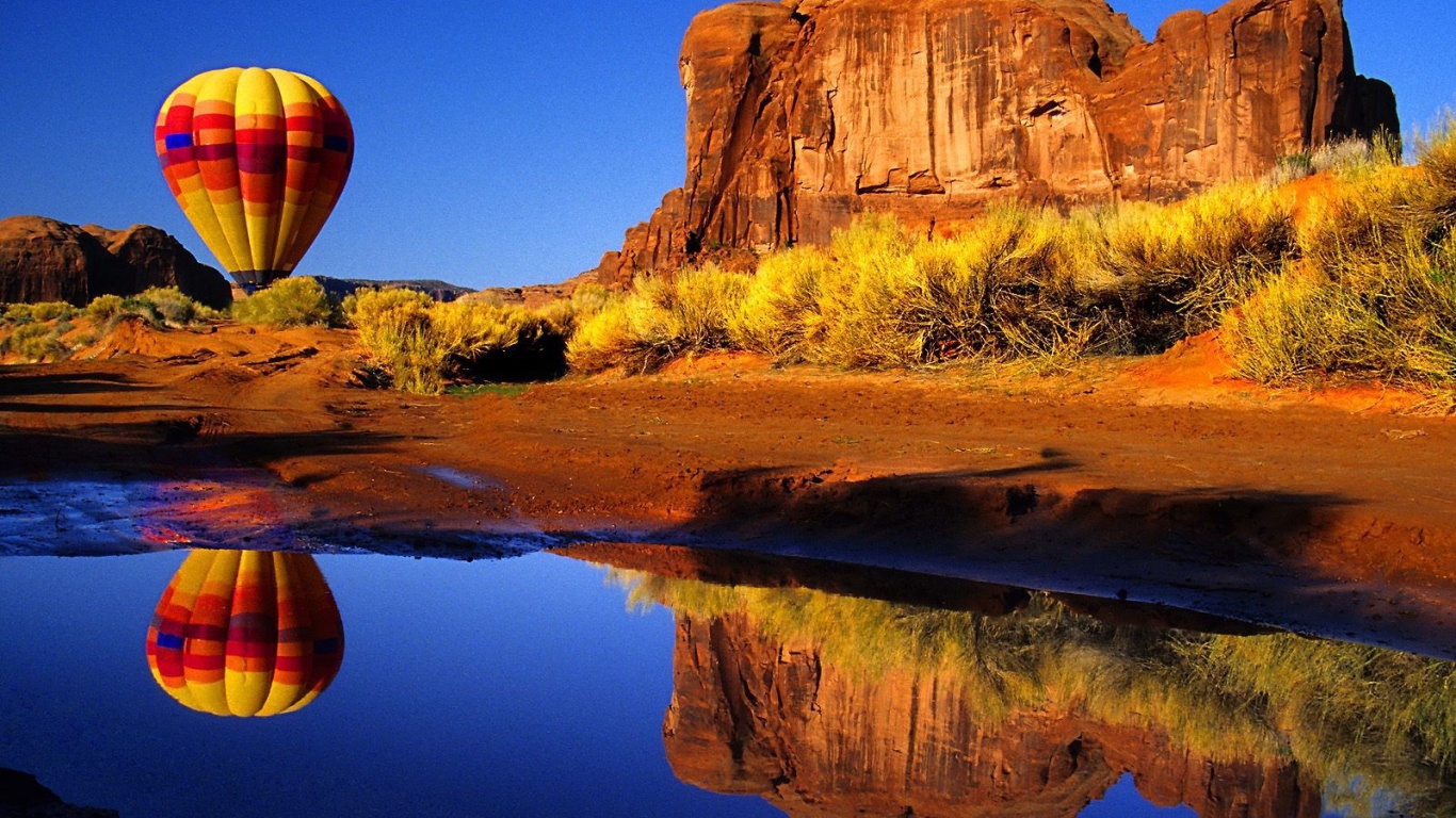 Лужа на дороге и воздушный шар