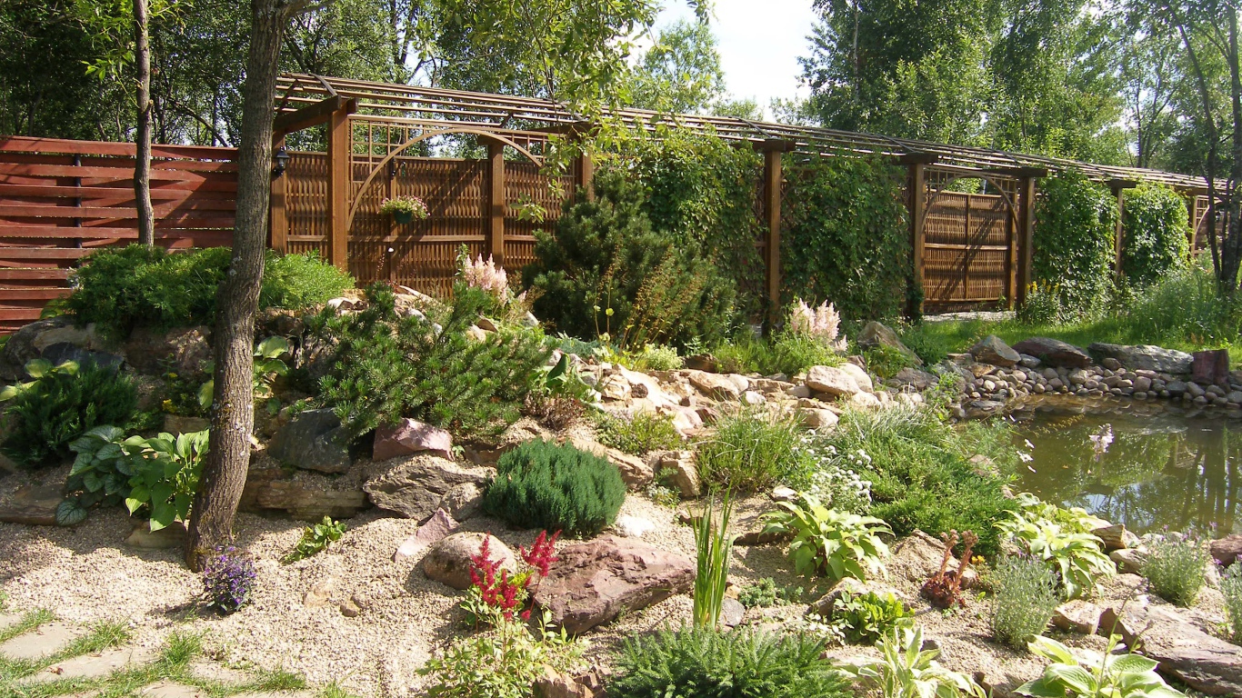 Красивая альпийская горка в саду