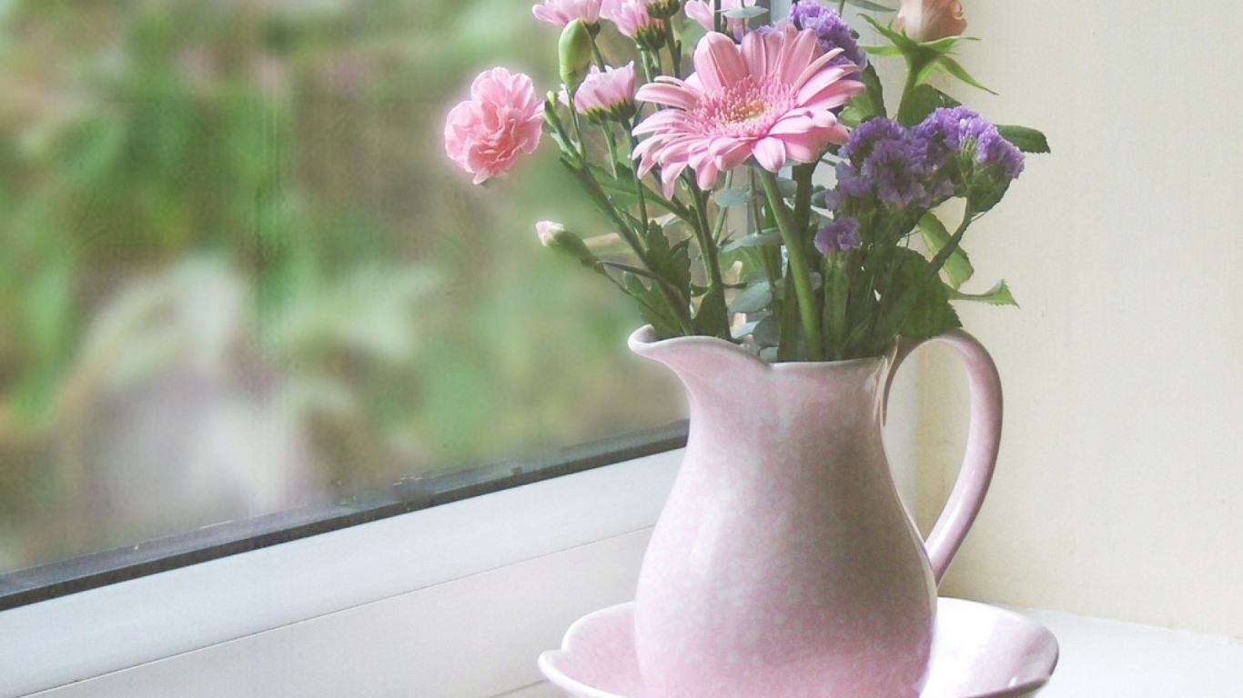 Цветы в кувшине на окне