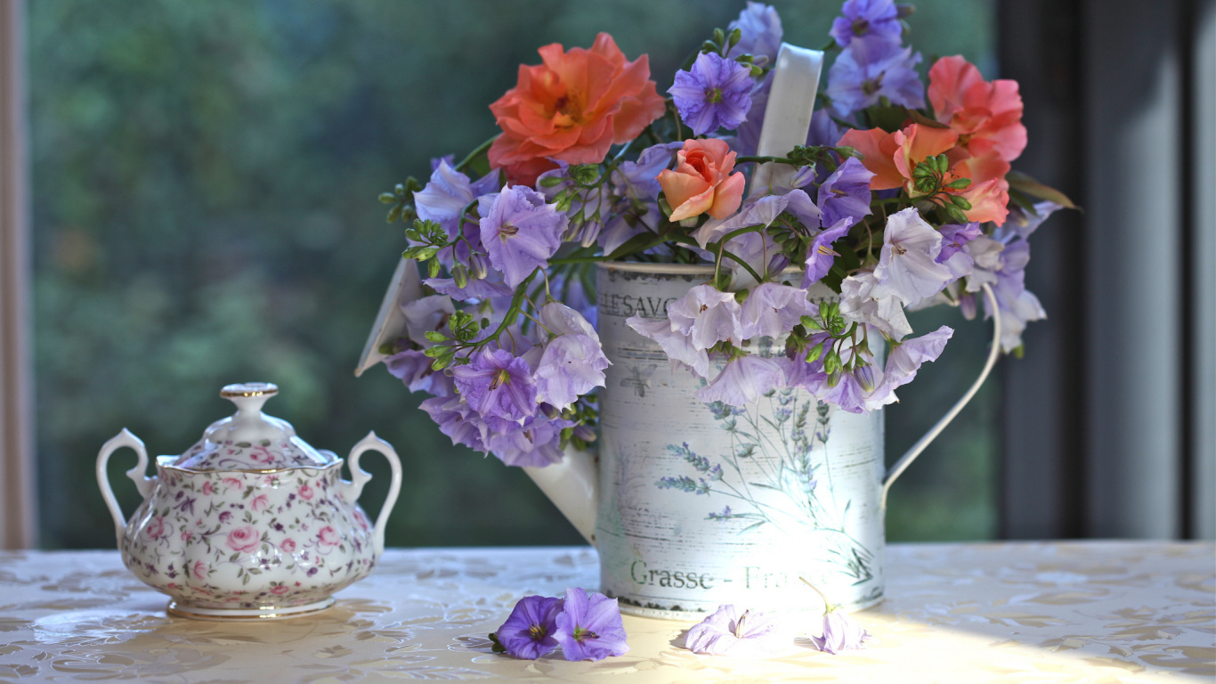 Букет цветов и сахарница