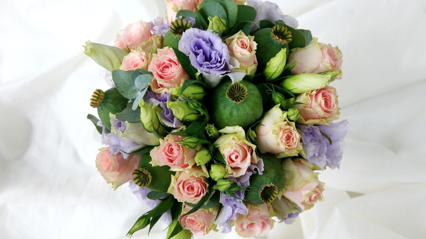 Композиция из роз и мака