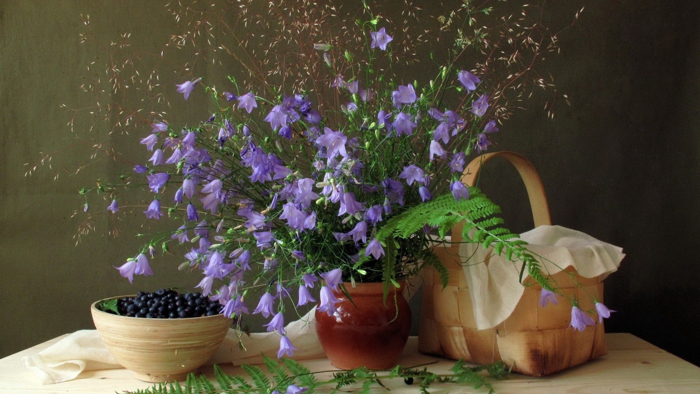 Натюрморт с букетом колокольчиков