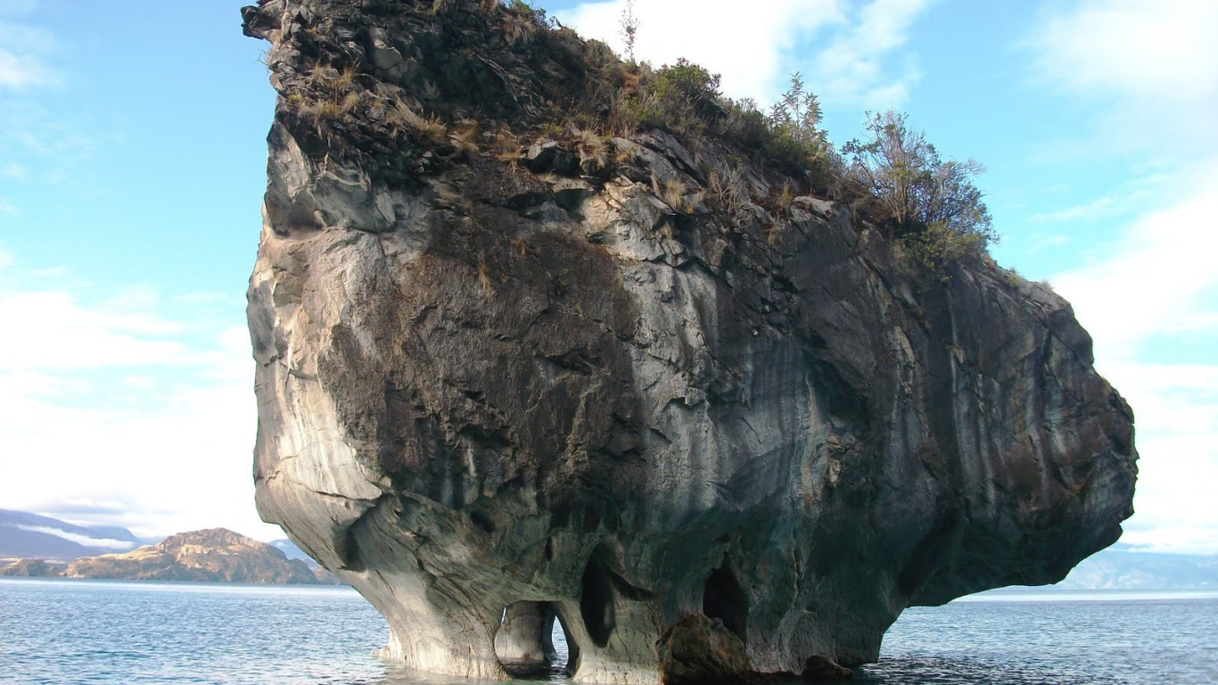 Подмытый остров в Чили
