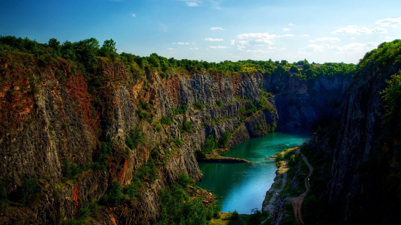 Озеро в каньоне