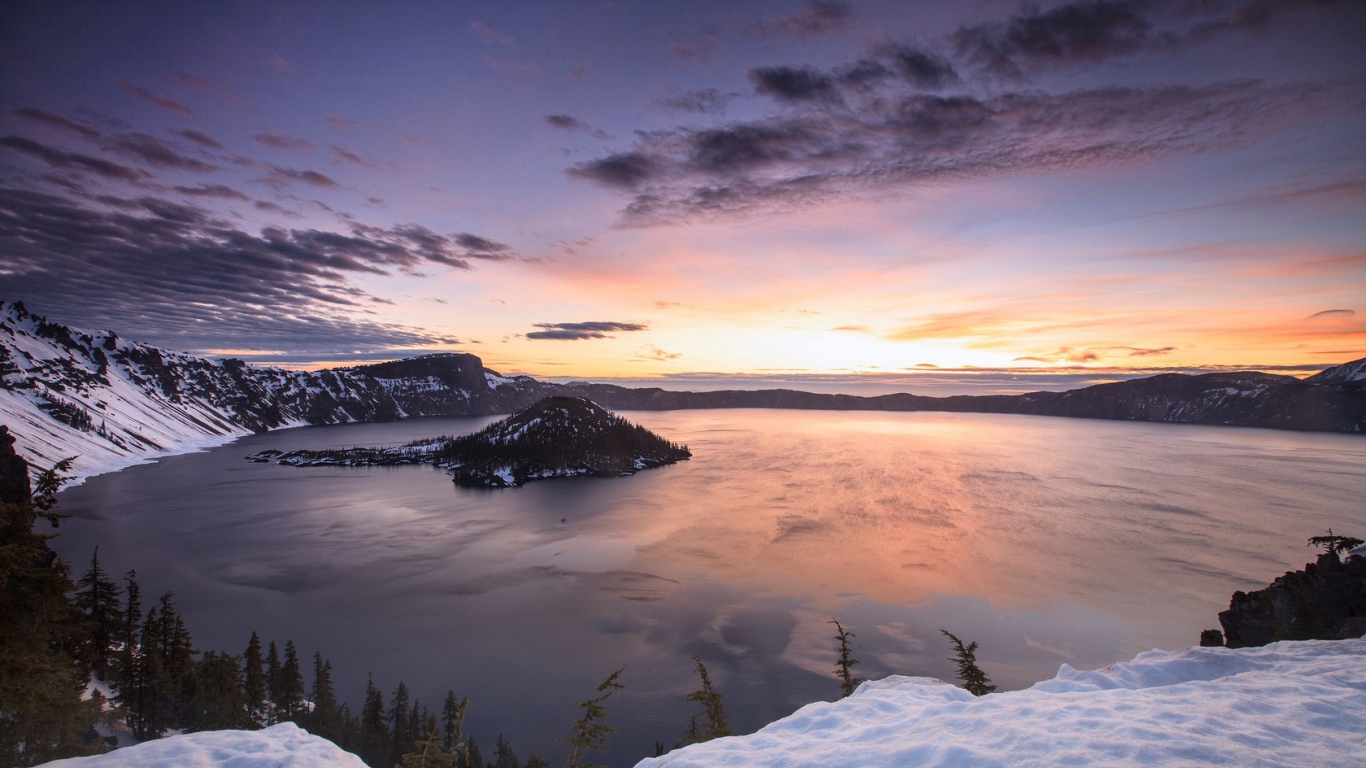 Горное озеро с островом