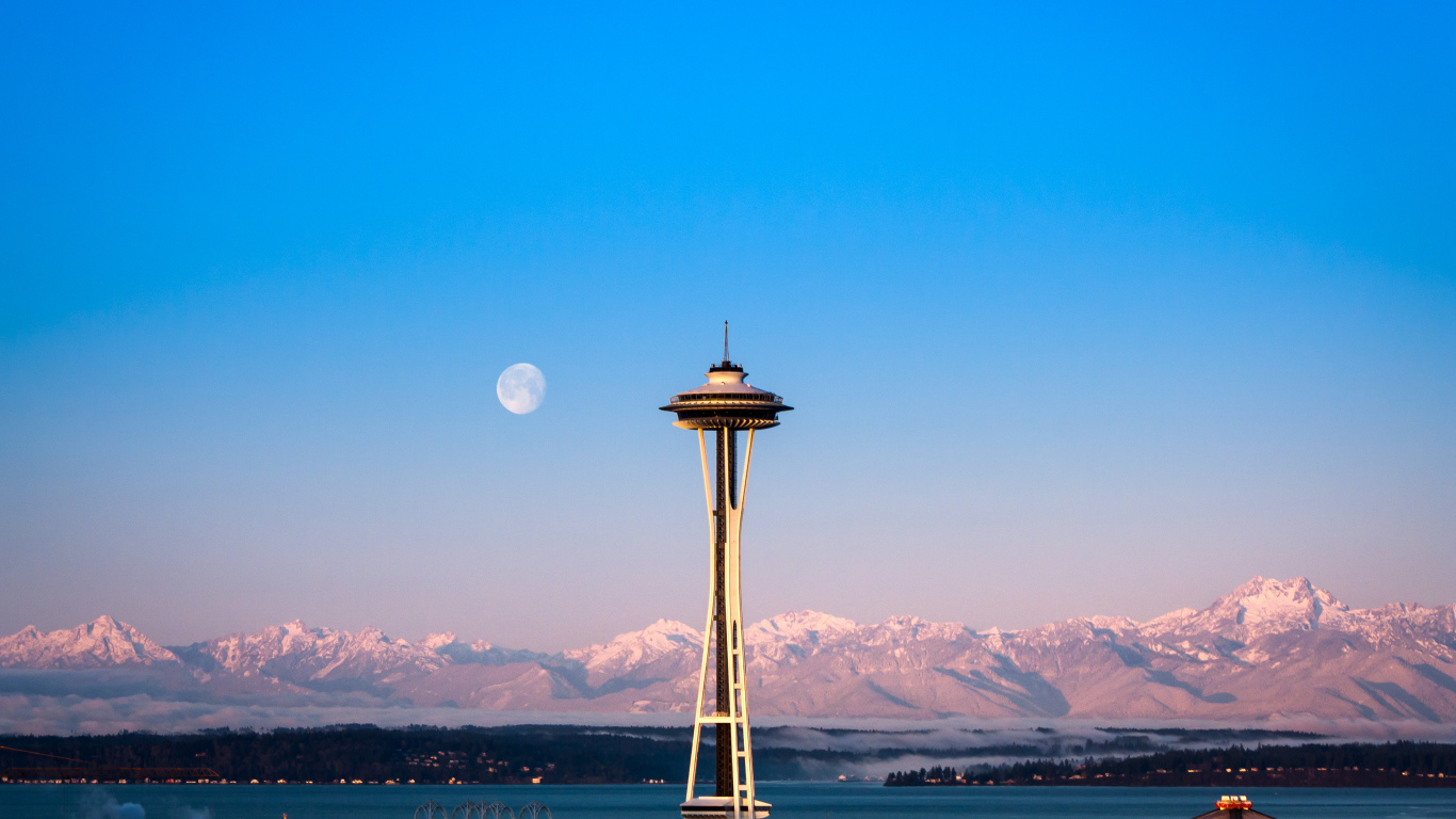 Башня на фоне гор