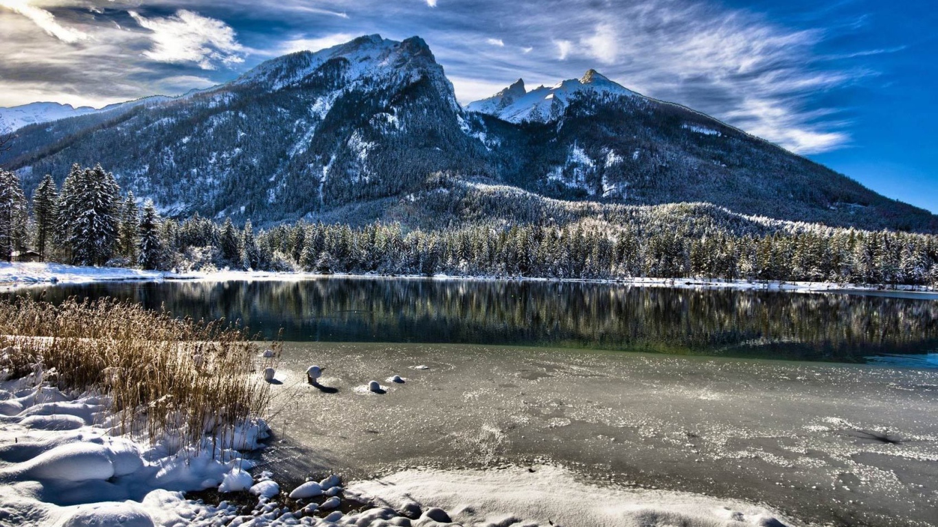 Горный пейзаж с замерзшим озером