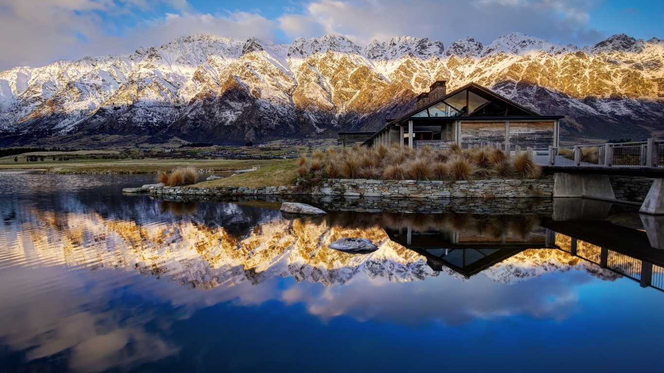 Дом около горного озера