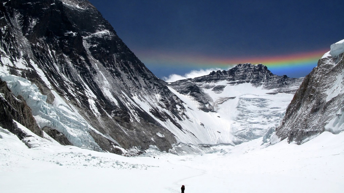 Человек идет на Эверест