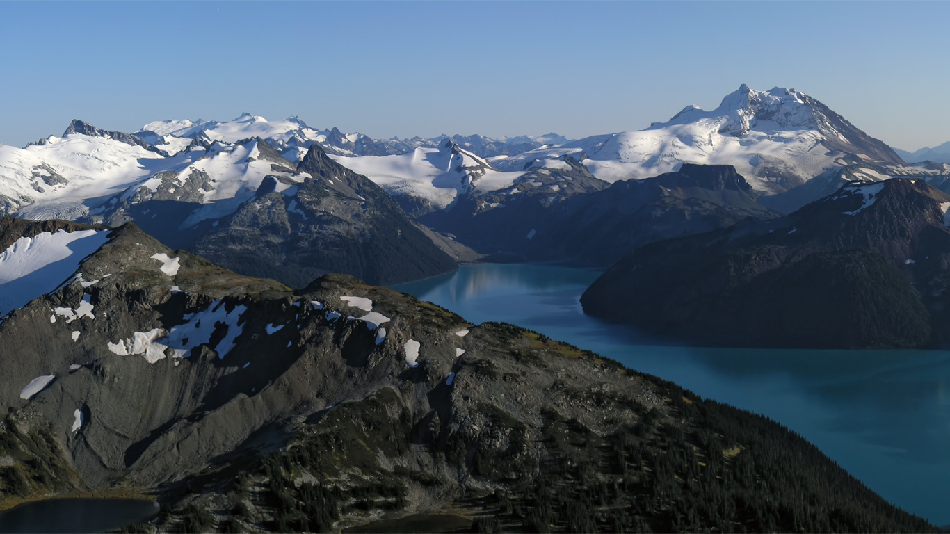 Горный пейзаж с озером