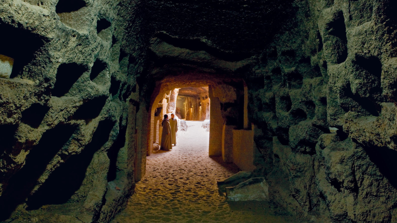 Монахи в пещере