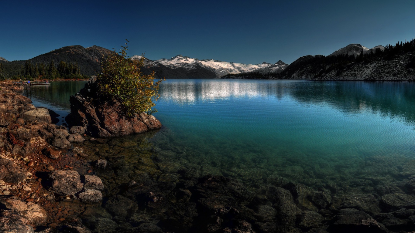 Кристально чистое озеро