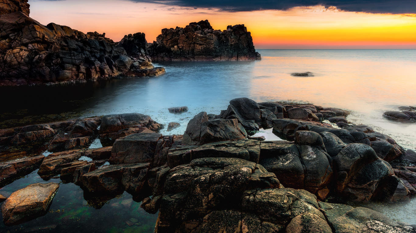 Красивый каменистый берег и закат