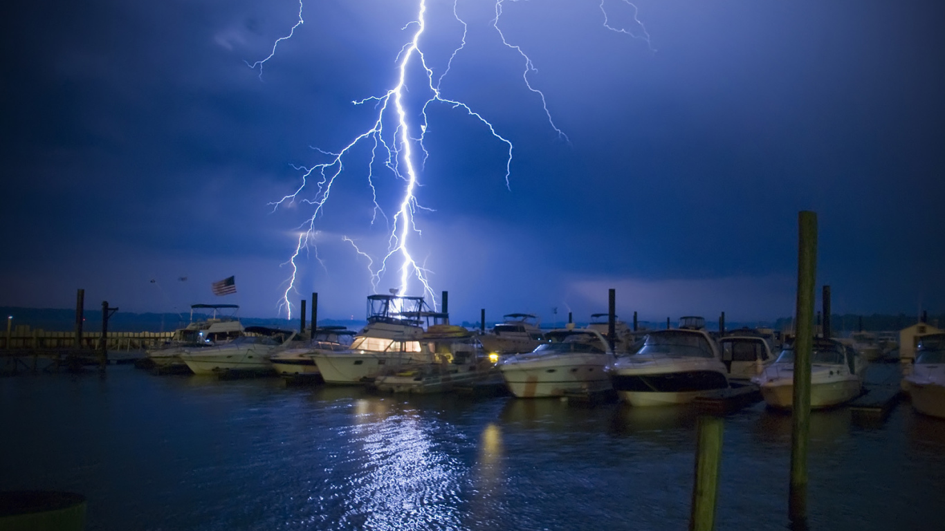 Молния ударила в лодки